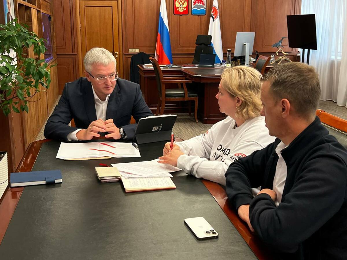 Владимир Солодов и представители Народного фронта обсудили ход ямочного ремонта в Петропавловске