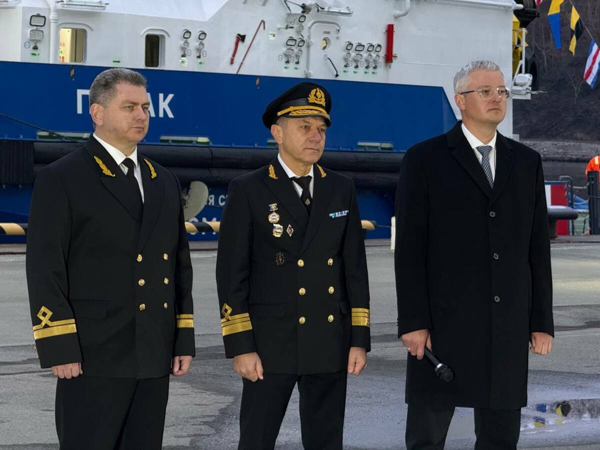 На буксирах-спасателях «Узон» и «Печак» на Камчатке состоялась церемония поднятия флагов