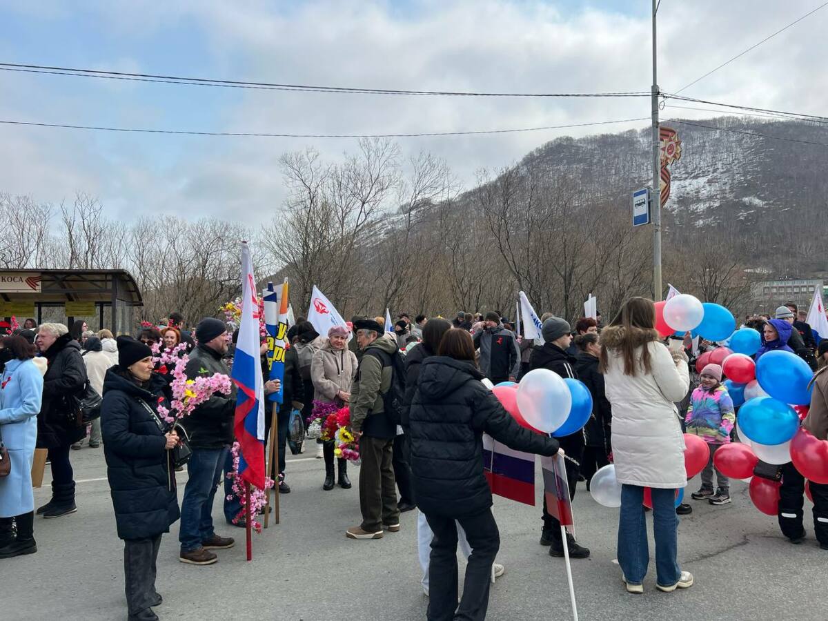 Камчатцы готовятся к Первомайскому шествию
