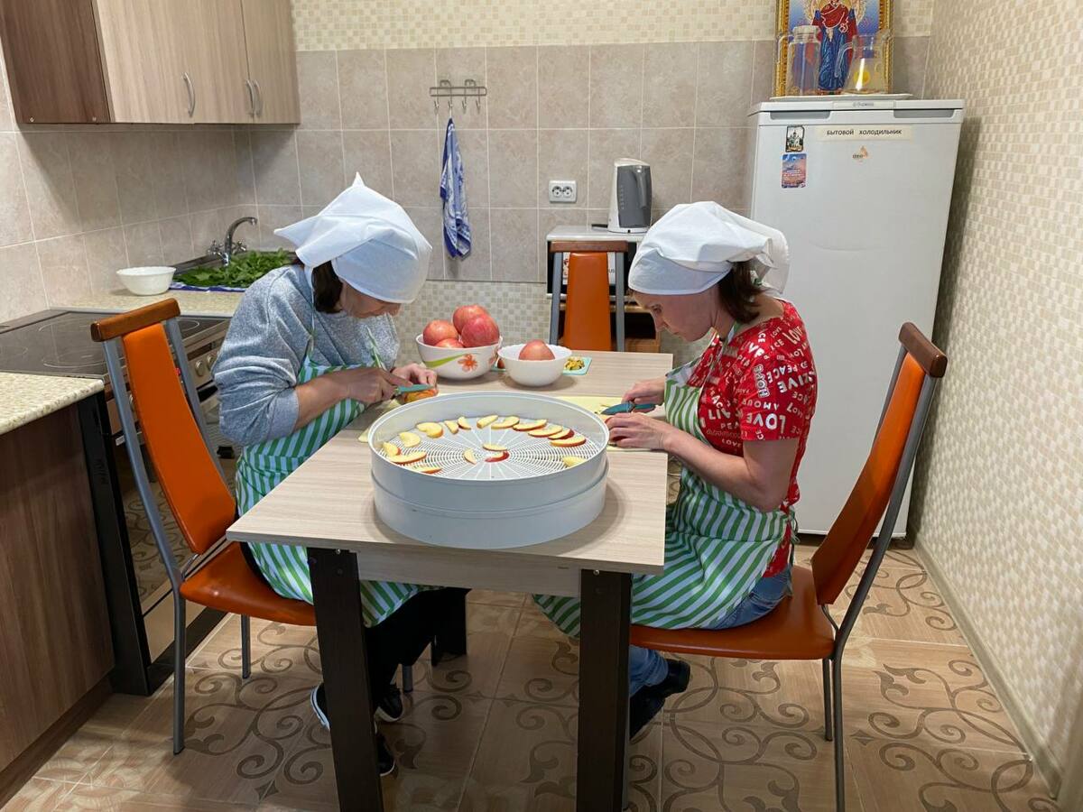 Подопечные Елизовского дома-интерната готовят для бойцов СВО сухофрукты и травяные чаи